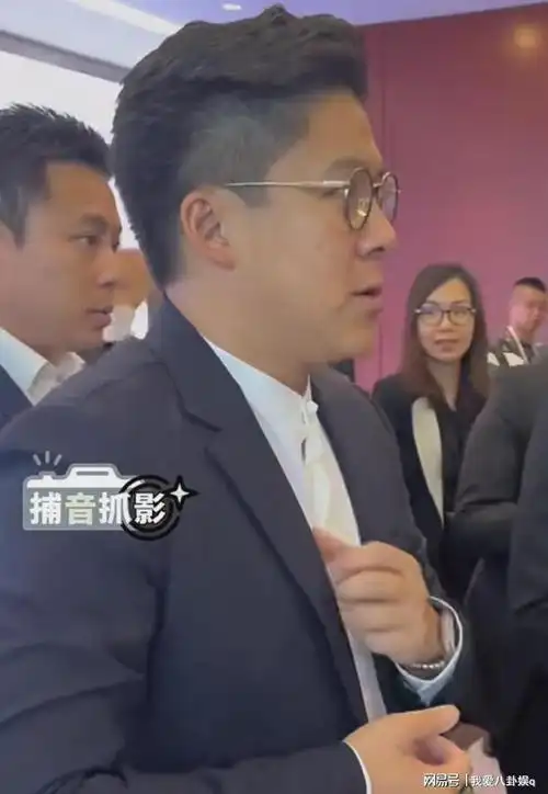 三个人都身着西装搭配白衬衫,穿扮一丝不苟,不过婚后的霍启刚显然没