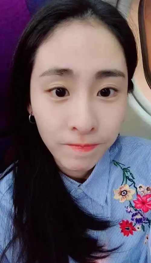 机场偶遇素颜的张碧晨,看起来很亲和,没有网上说的"五官畸形"的恶评!