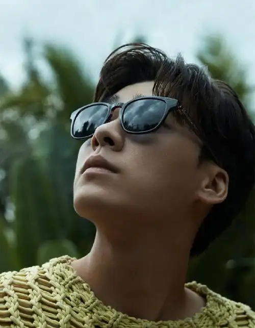 李易峰登八月刊封面黑色西装演绎绅士格调深情眼镜杀令人心动