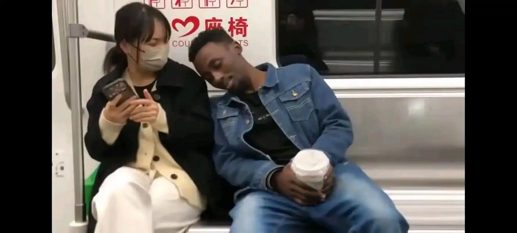 黑人多次在地铁搭讪,都被他们拒绝在摇篮当中,实在太有魄力了!