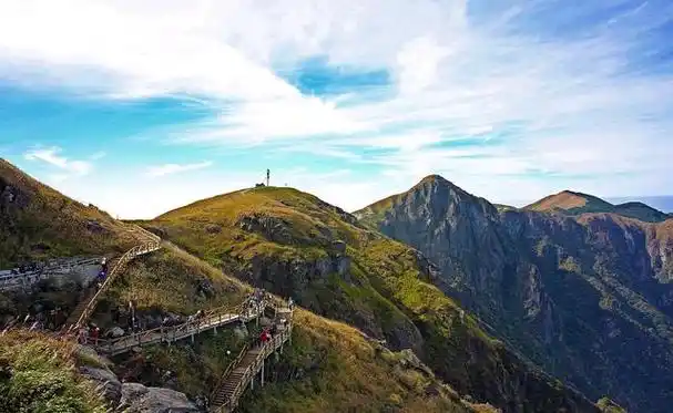 武功山,一座漫山遍野绿意盎然的山峰,位于中国江西省