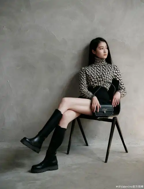华伦天奴#品牌大使@关晓彤演绎#华伦天奴v标志#系列, 搭配#rockstud