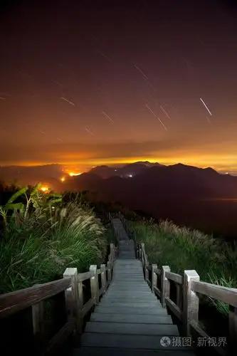 在山区和暗蓝色的天空与云的夜景景观照片-正版商用图片0vr32g-摄图新