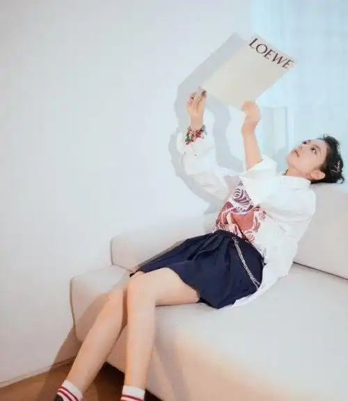 17岁赵今麦穿搭个性时尚看到她秀出的大长腿我太酸了