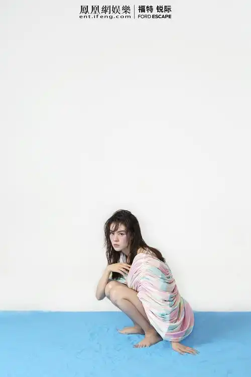 郁可唯湿发撩人 蓝色沙滩中似美人贝