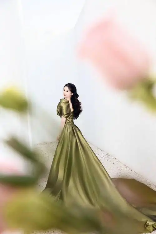 陈欣予受邀时尚先生元宇宙红毯 绿色长裙尽显璀璨星芒|礼服|复古_网易