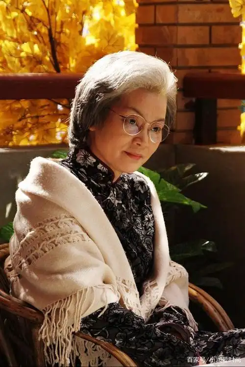 66岁潘虹穿洋装戴眼镜好文雅,她的秋冬穿搭,堪称妈妈们的典范