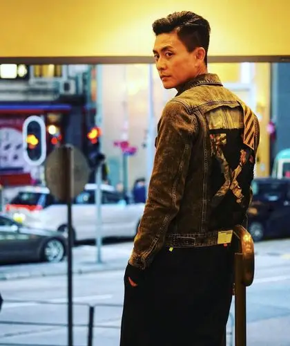 黄宗泽晒回头侧颜照,评论里让网友讲笑话,网友纷纷想出"奇招"