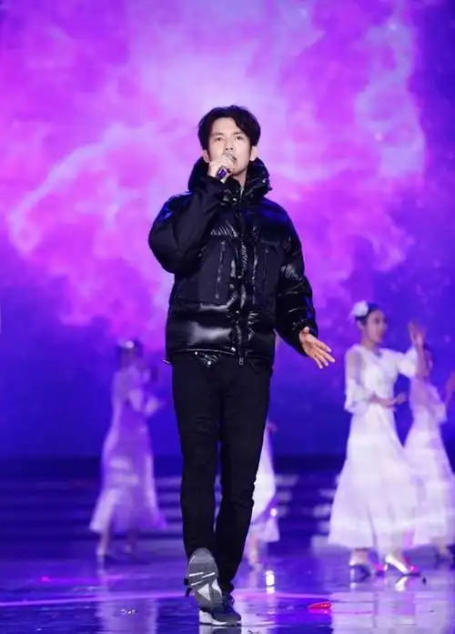 小哇钟汉良现身为湖南卫视华人春晚彩排,认真表演的男神帅出天际