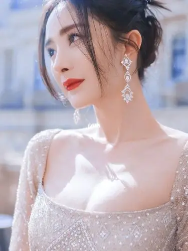 杨幂两套礼服造型朦胧优雅性感78