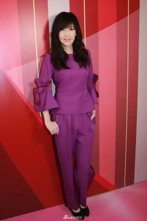 娱乐星发现  2018年11月18日,香港,周慧敏现身某活动揭幕礼,周慧敏穿