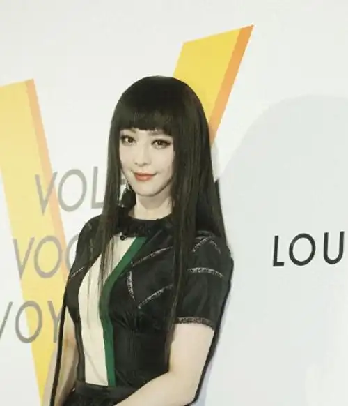 范冰冰剪了齐刘海连气质都升华了穿黑色上衣配半身裙嫩回19岁