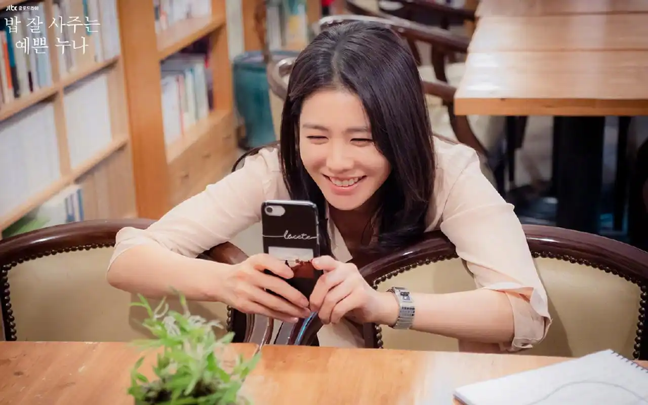 孙艺珍《经常请吃饭的漂亮姐姐》剧照壁纸