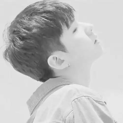 黑白男生头像侧脸帅气,幸福的生活不能一个人-黑白头像