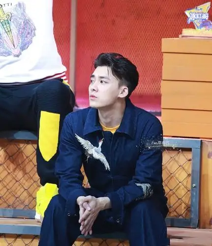 李易峰录制我要打篮球造型罕见连体裤配1249鞋帅得不敢认