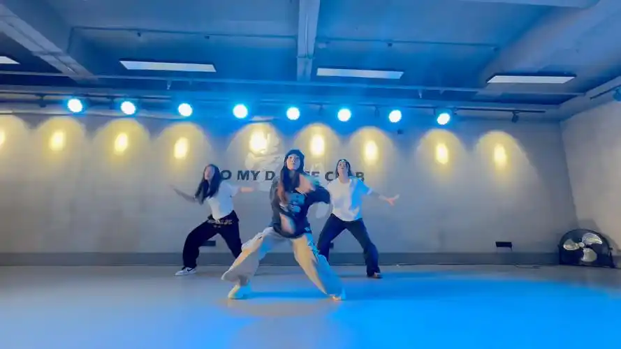 街舞女生跳起街舞来真的有够帅了!