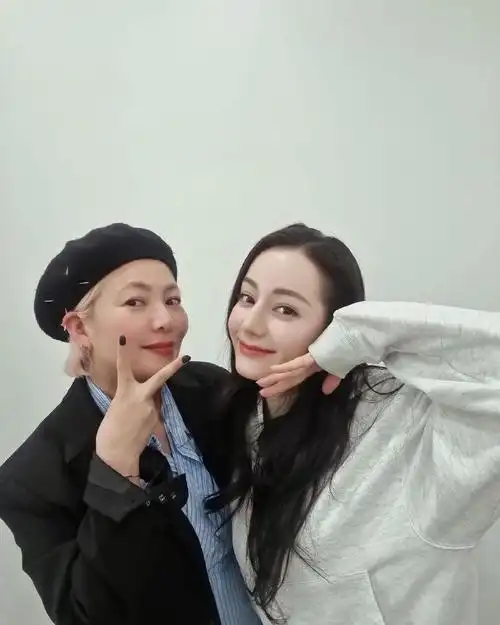 【化妆师更新】半亩花田新广化妆师更新了和热巴@dear-迪丽热巴的合照