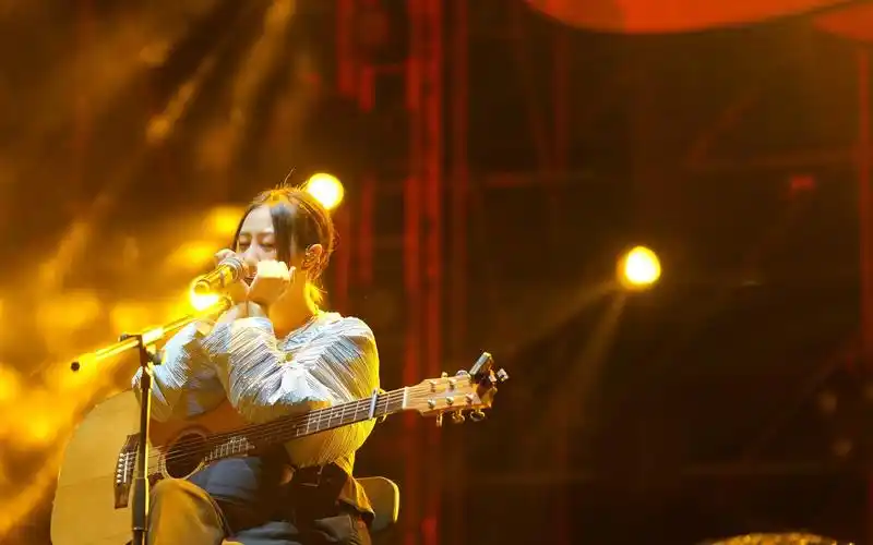 贵阳草莓音乐节陈粒贵草陈粒最后一首歌贵阳话solo77光自弹自唱