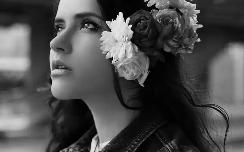 欧美黑白长发美女宽屏电脑桌面壁纸下载