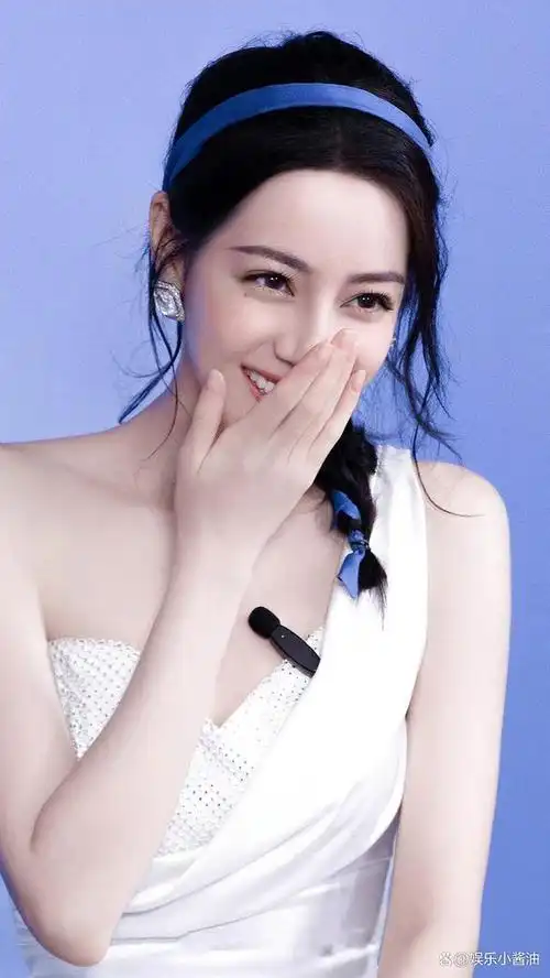 高鼻梁巴掌脸蛋却一点没有蛇精脸的感觉,反而是那种浓颜系的大明星