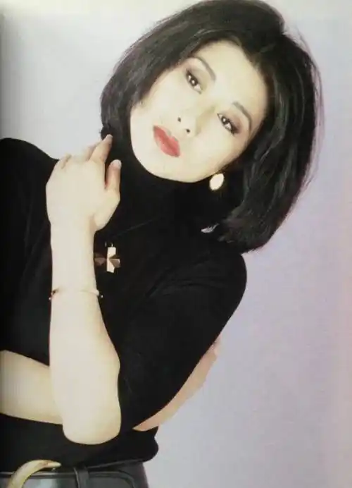 随着年龄的增长,叶倩文也长成了一个漂亮的"大姑娘",在班里是班花,在