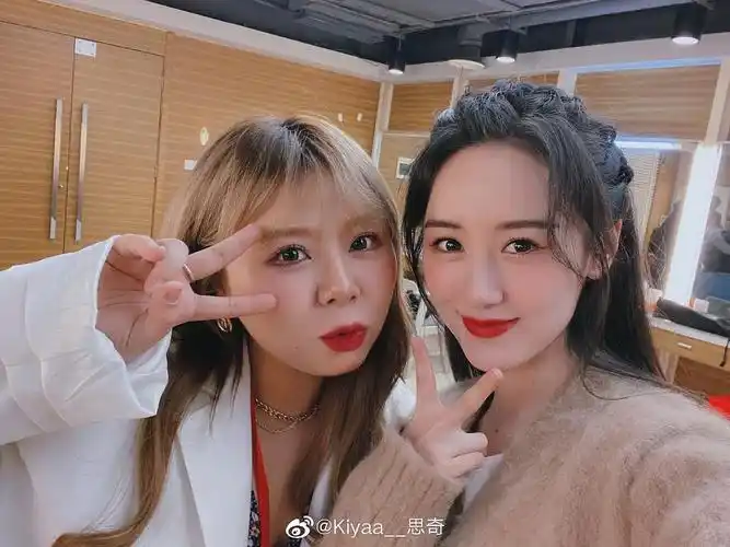 袁冰妍湖南卫视元宵喜乐会和编舞秀导合影穿着紫薯衣彩排