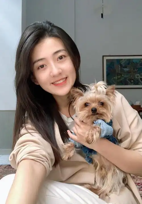 25岁"最美苏樱" 梁洁,穿卡其色毛衣抱小狗,又是绝美初恋脸