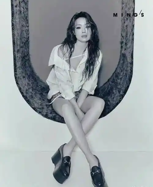 容祖儿美背惊艳,笑容撩人!时尚封面展现无双魅力_高跟鞋_白色_照片