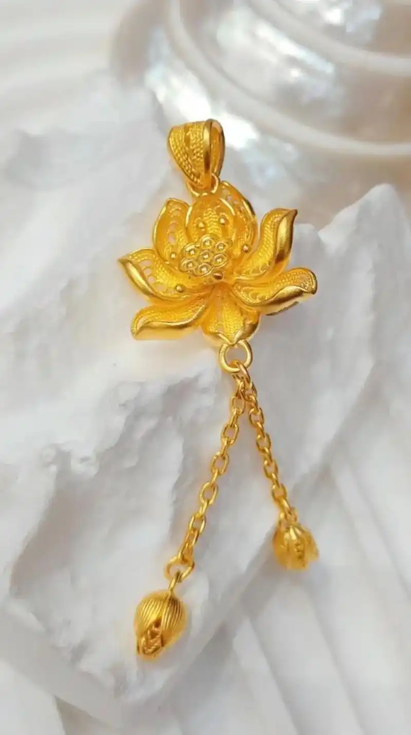 古法莲花黄金吊坠03.步步生莲 荷花寓意和和美美好运连连.  - 抖音