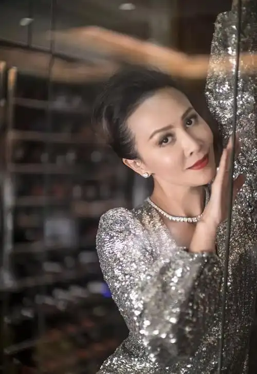 这8位明星以为是香港人,竟都是内地人,有人已成港圈"大姐大"