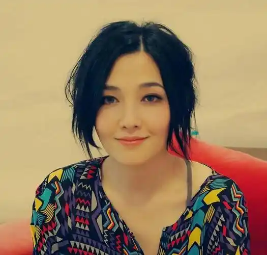 幼年被父亲抛弃,长大切除子宫,45岁的范晓萱会不会后悔?