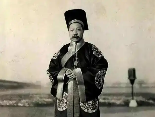 袁世凯嘲笑妾室沈玉英妓女都想当皇后被怼流氓不也当皇帝了