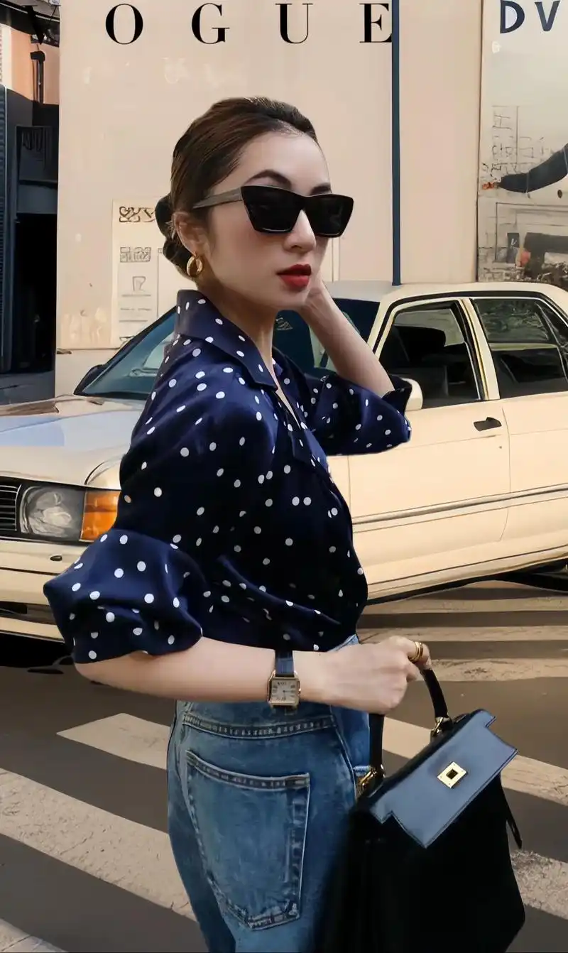 波点衬衫搭配萝卜牛仔裤,妥妥的气质女神穿搭,一套上身拉长身材 - 抖