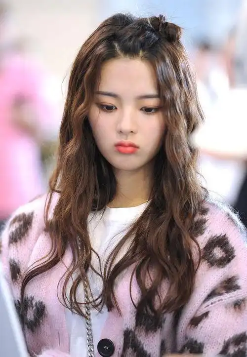 杨超越25岁生日照大放送绝美黑白纱裙惊艳全场网友狂赞不已