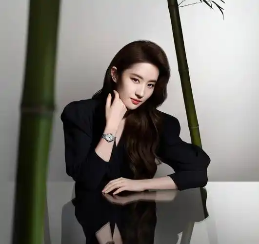 刘亦菲晒新年照:卷发吊带白裙好美,大长腿高筒靴好抢眼_社交_挑战