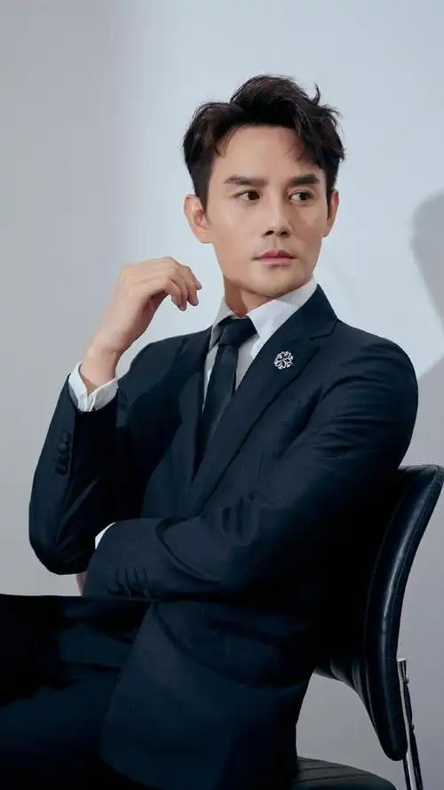 演员王凯,温文儒雅又从容自若,期待他的新剧,先来看帅照吧