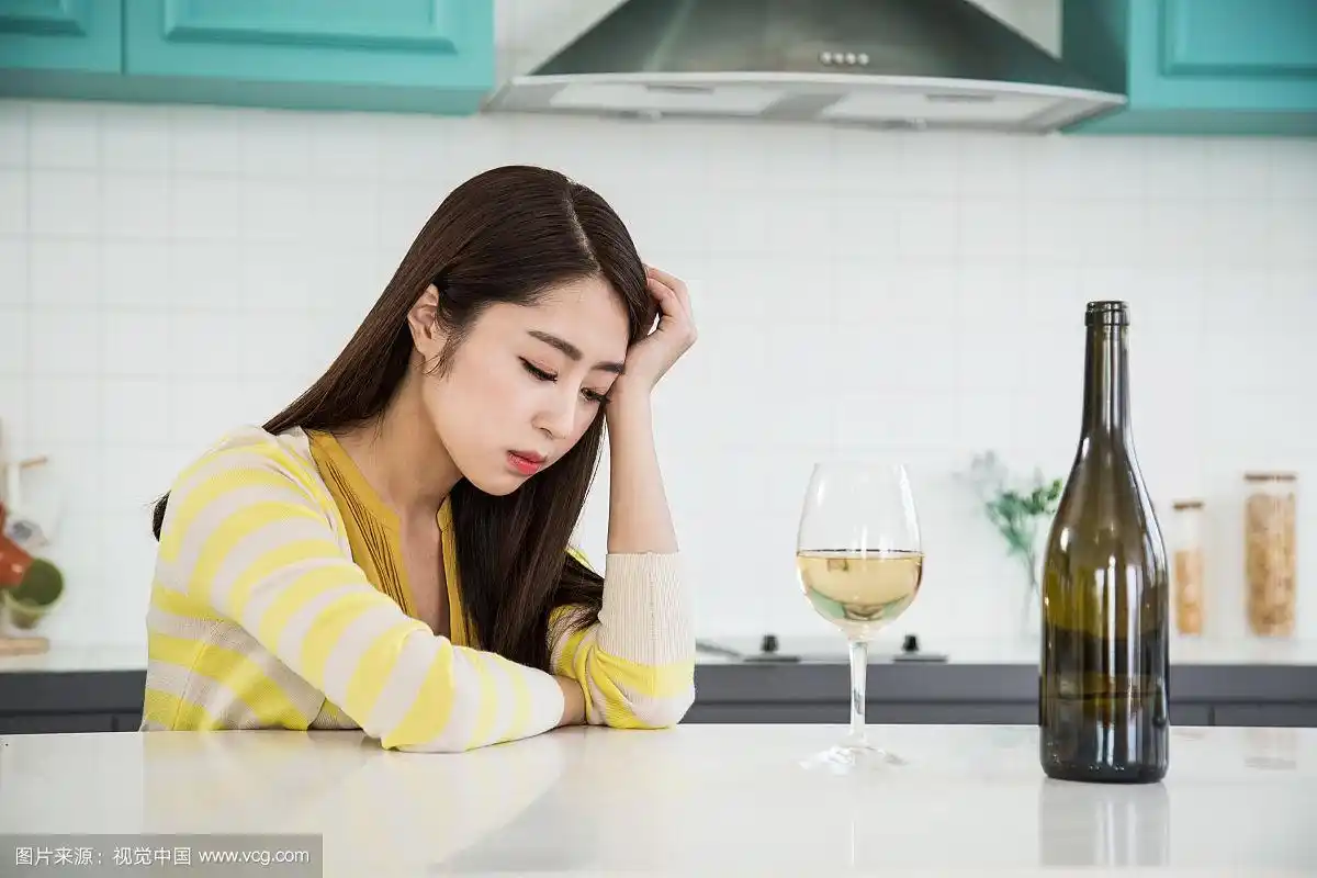 一个独自喝酒的女人