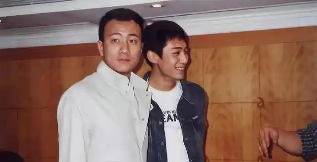 一个生日,55岁胡军成为了娱乐圈中的一面"照妖镜"_刘烨_cp_关系