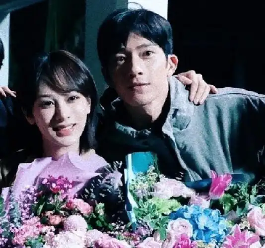 原创杨紫晒剧组杀青照井柏然紧靠拢杨紫显亲密两人cp感十足