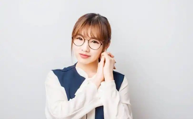 初中女生戴眼镜,脸上拥有这四个特点,瞬间惊艳蜕变"文艺少女"_眼睛_五