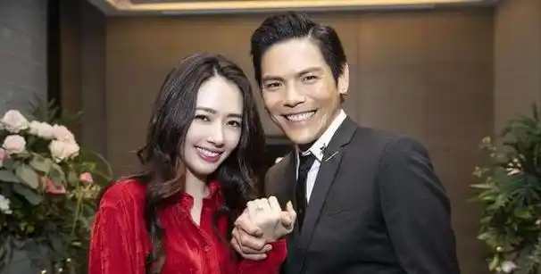 向华强带着小奶黄探望奶奶陈岚引发热议近日,向华强带着小奶黄探望