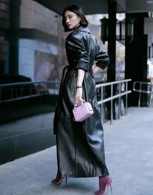 宋佳短发红唇造型写真黑风衣紫网格丝袜个性十足