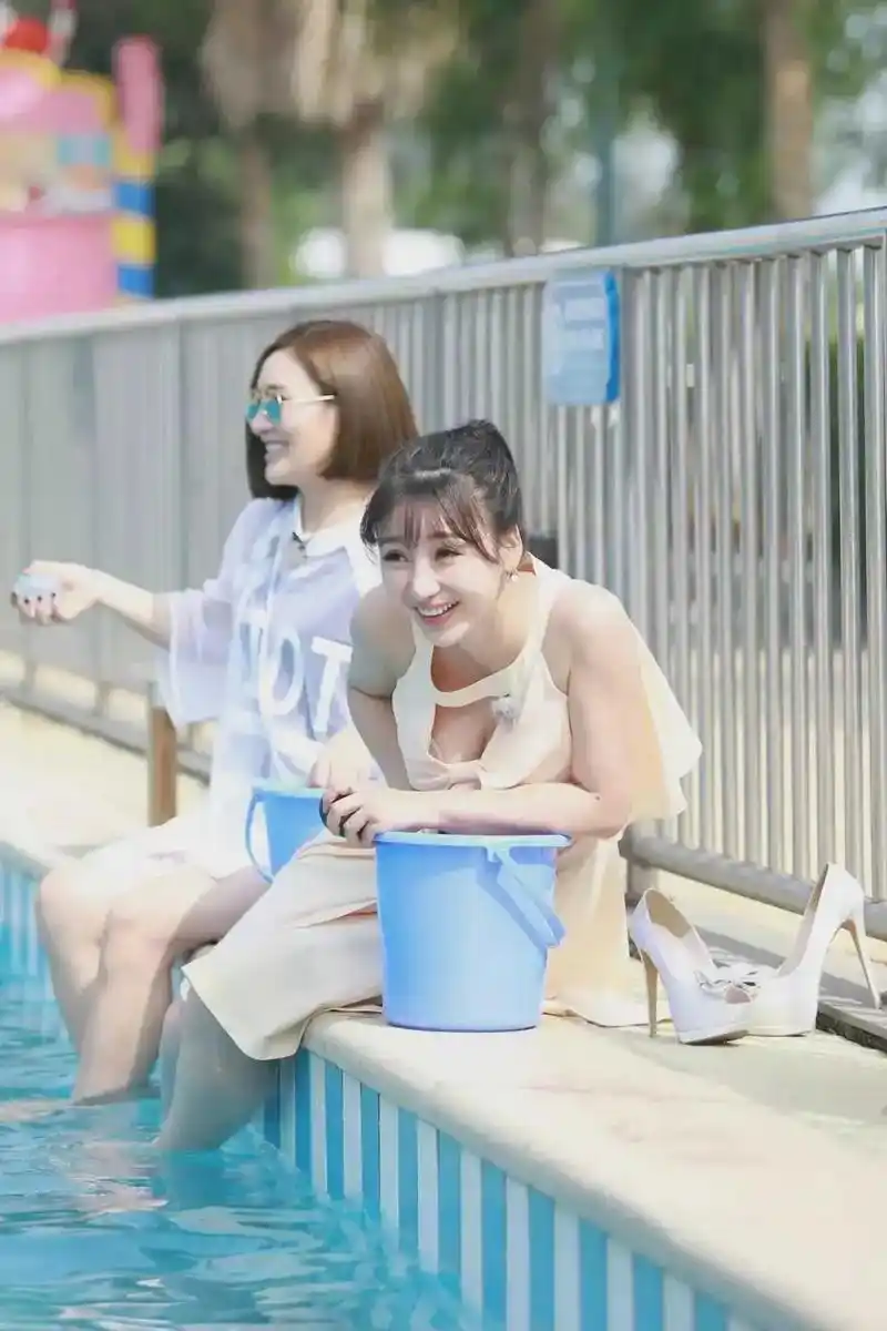 柳岩最近晒出了自己和好朋友在泳池游泳的照片,就要穿着很清凉,鞋子