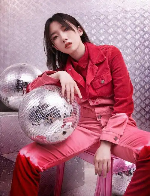 孟美岐风格大变红色渐变裙套装分外惹眼看着就像装修工人