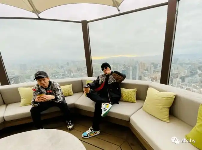 周杰伦15亿豪宅内开趴圣诞树高至2层楼20人同嗨不拥挤