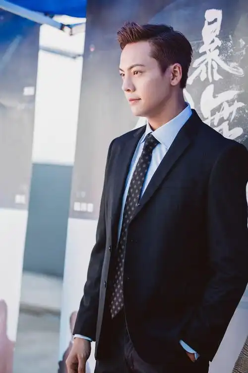 陈伟霆《风暴舞》西装外套搭配银丝眼镜剧照曝光 粉丝:阿拉俊俊太帅了