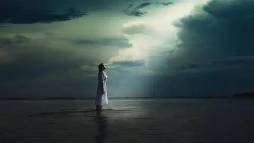 女生一个人的孤单图片