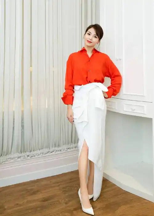 刘涛都41岁了还是美得不像话穿红衬衫配白裙子气质温婉又知性