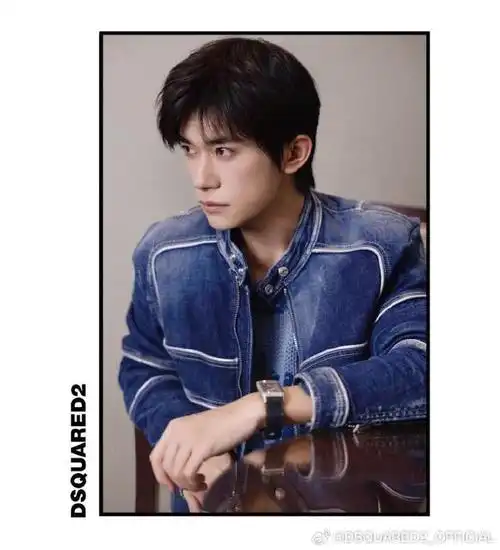 tfboys-易烊千玺身着#dsquared2_2024春夏系列#蓝色牛仔拼接夹克,新