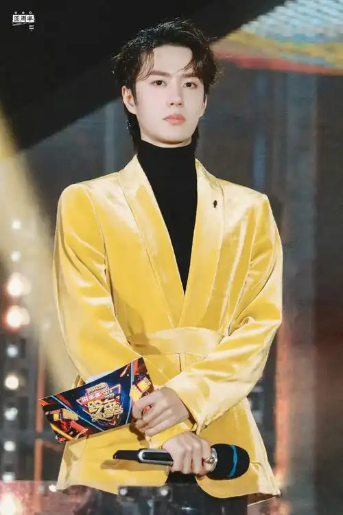 远在青城山的我来发帖啦王一博 x 2019湖南卫视跨年#王一博#金色丝绒